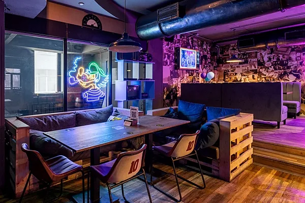 Основной зал — Руки ВВерх! Бар / Ruki VVerh! Bar, Новосибирск