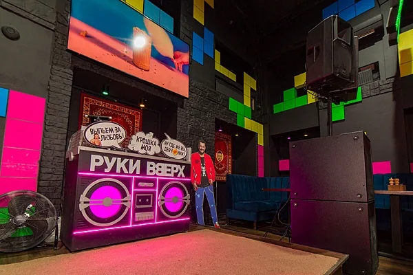 Руки ВВерх! Бар / Ruki VVerh! Bar, Основной зал — фото
