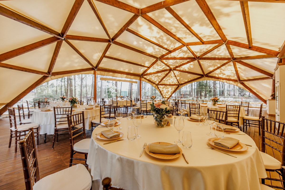 Шатер в сосновом бору с видом на водоем — Ресторан Fish Point на Новой Риге