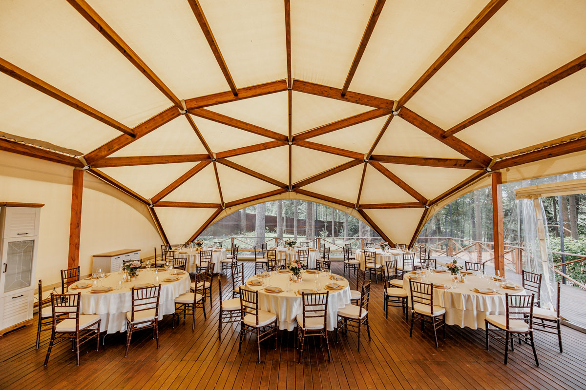 Шатер в сосновом бору с видом на водоем — Ресторан Fish Point на Новой Риге