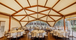 Шатер в сосновом бору с видом на водоем — интерьер зала