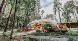 Шатер в сосновом бору с видом на водоем — подробнее о зале