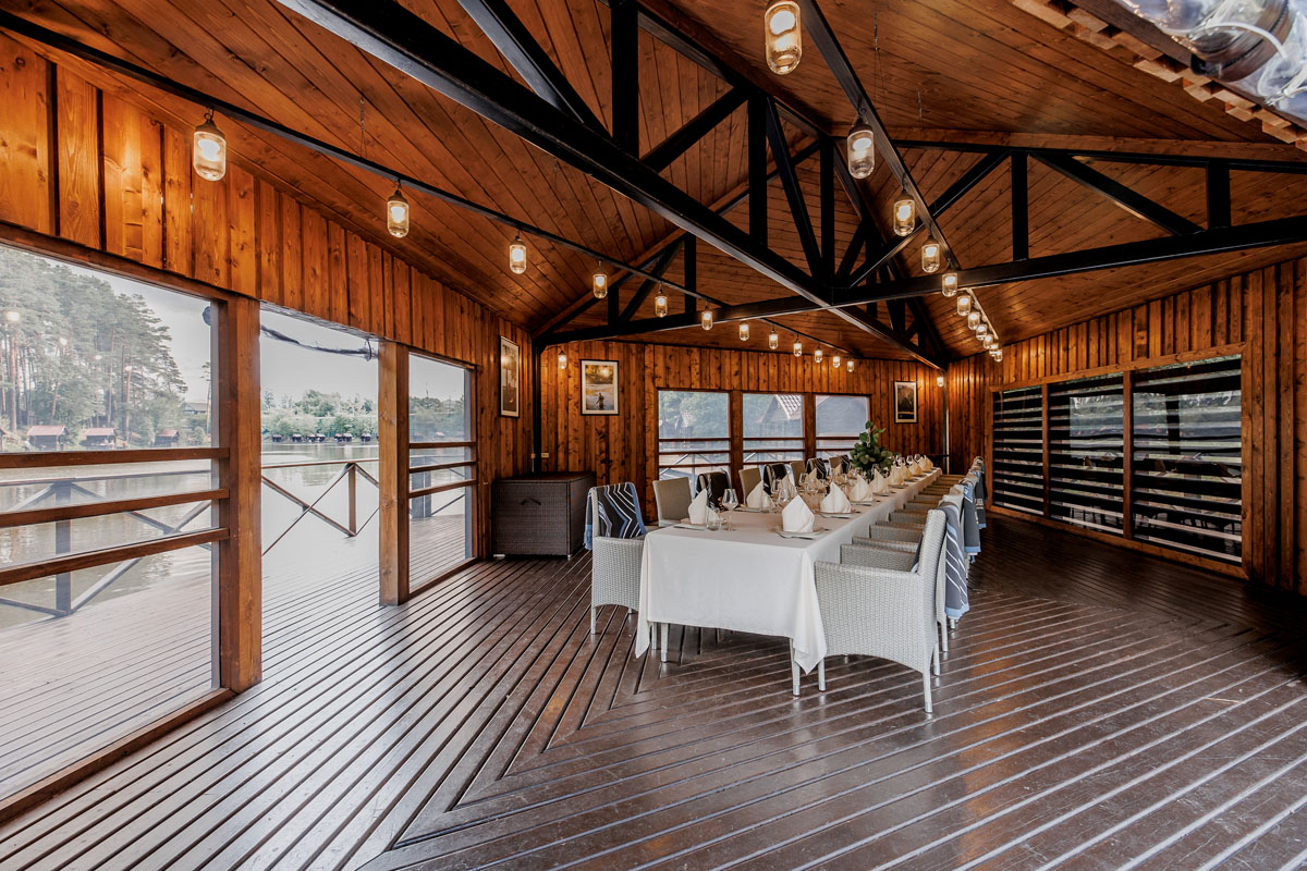 Летняя беседка на воде — Ресторан Fish Point на Новой Риге