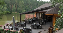 Летняя беседка на воде — интерьер зала