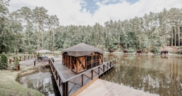 Летняя беседка на воде — подробнее о зале