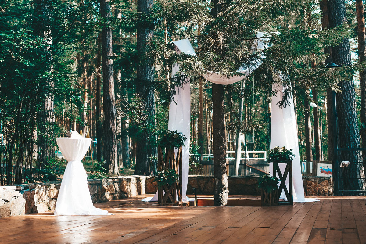 Летняя площадка с шатрами — Загородный комплекс Салют