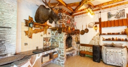 Хижина охотника (летний сезон) — интерьер зала