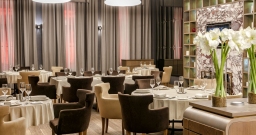 Два камина — интерьер зала