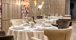 Сцена — интерьер зала