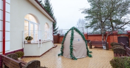 Дом у озера — интерьер зала