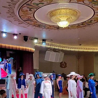 Колиzей Холл — Колиzей Холл