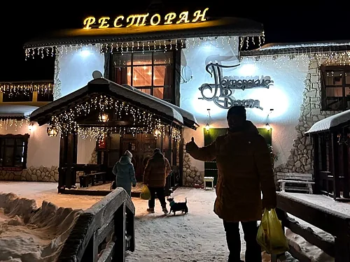 Зал — Покровские ворота