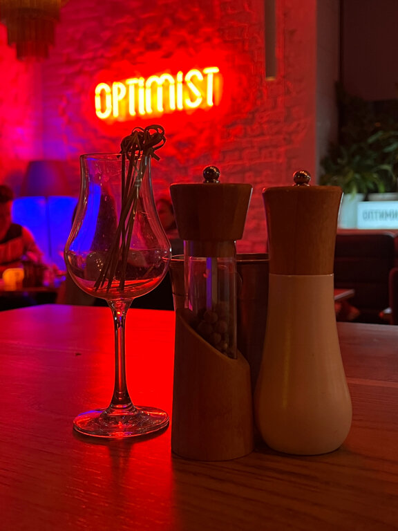 Зал — Optimist