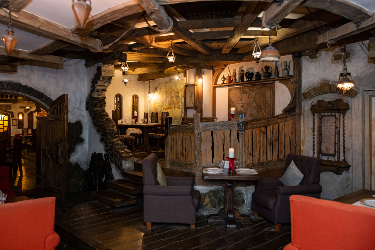 Основной зал — Генацвале на Арбате