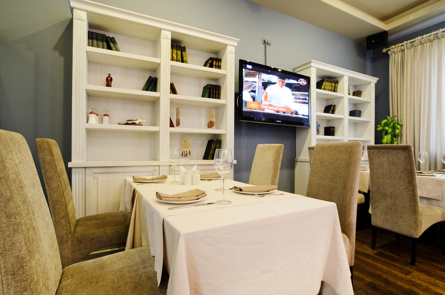 Ресторан Romashka — Библиотека, фото банкетного зала