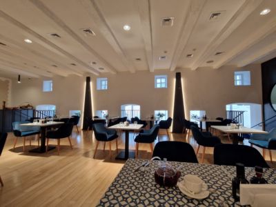 +39 Trattoria & Pizzeria +39 Trattoria & Pizzeria — интерьер зала