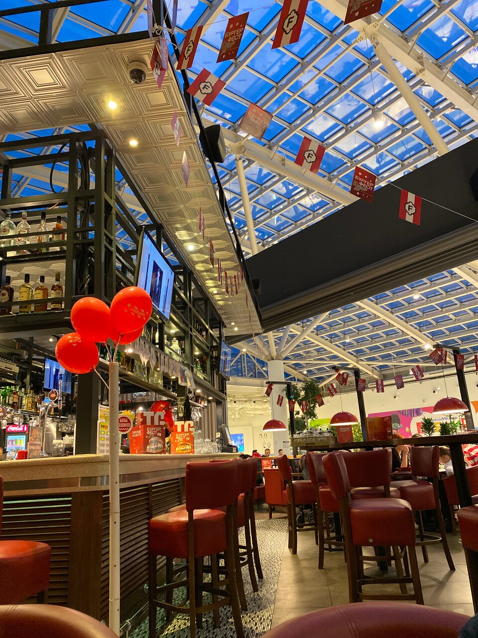 TGI Fridays — TGI Fridays, фото банкетного зала
