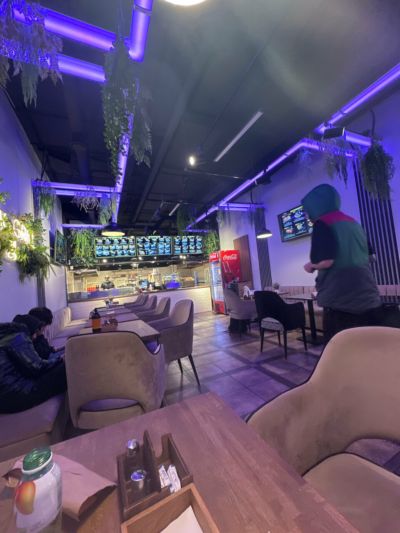 Black grill house Black grill house — интерьер зала