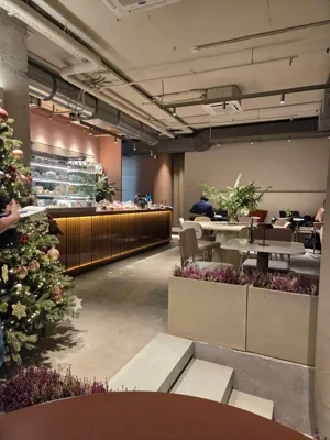 BreaddyCafe — интерьер зала