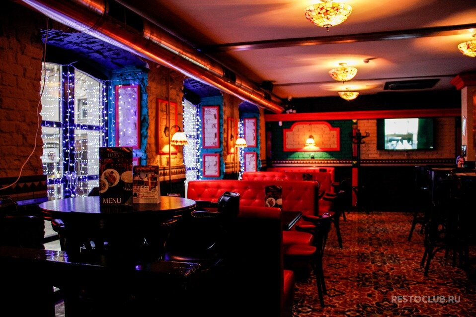 Зал — Harat’s pub