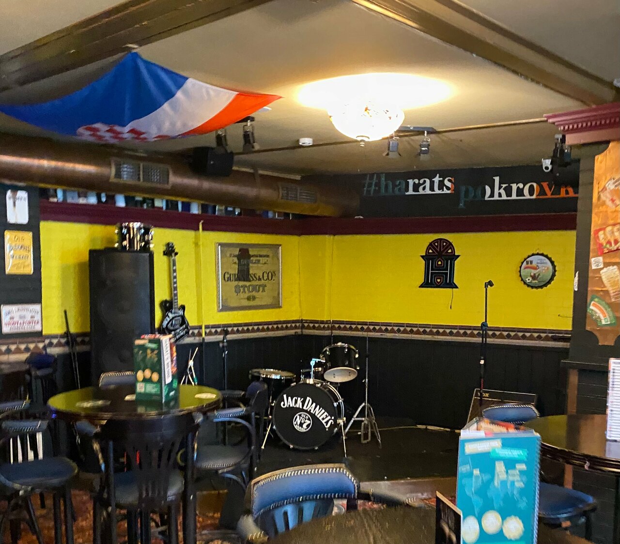 Зал — Harat’s pub
