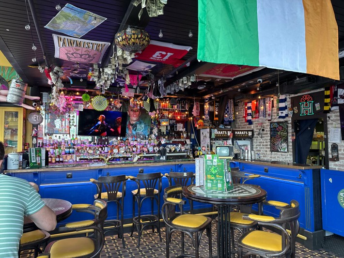 Логотип Harat’s pub