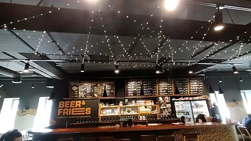 Зал — Beer & Fries