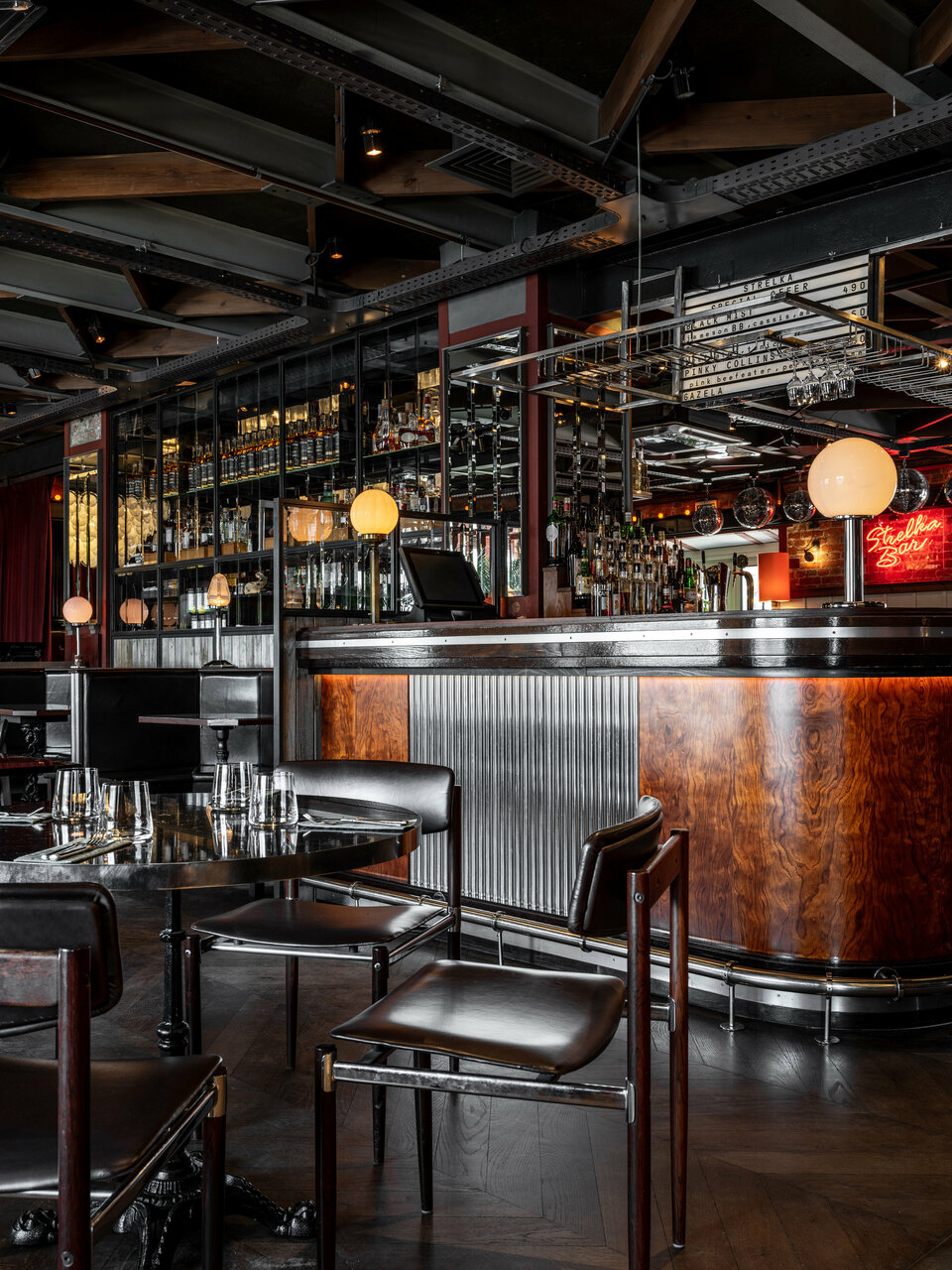 Зал — Strelka bar