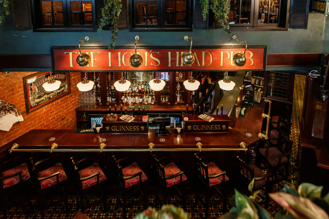 Зал — Lion's Head Pub