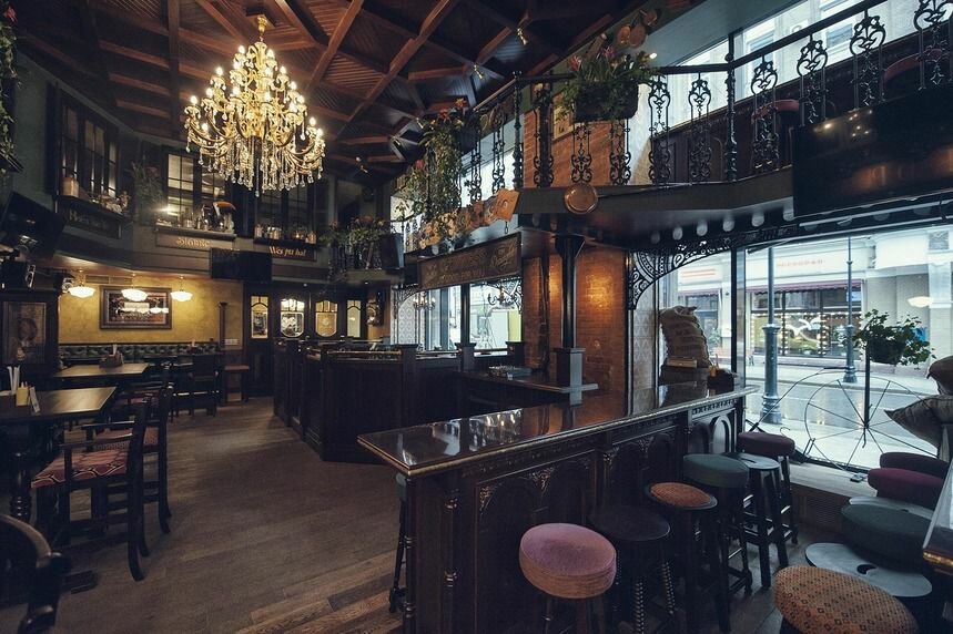 Зал — Lion's Head Pub