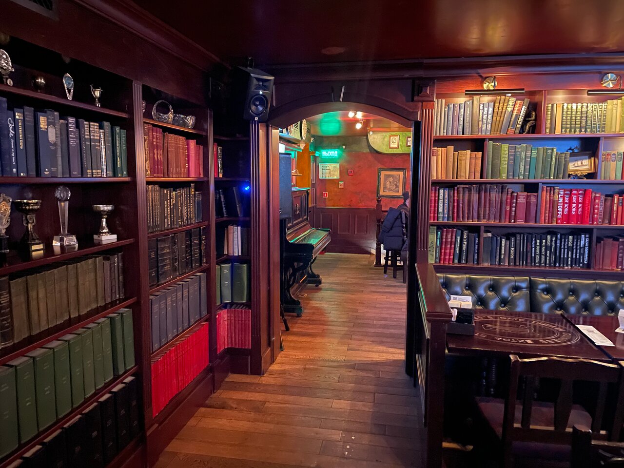 Зал — Lion's Head Pub