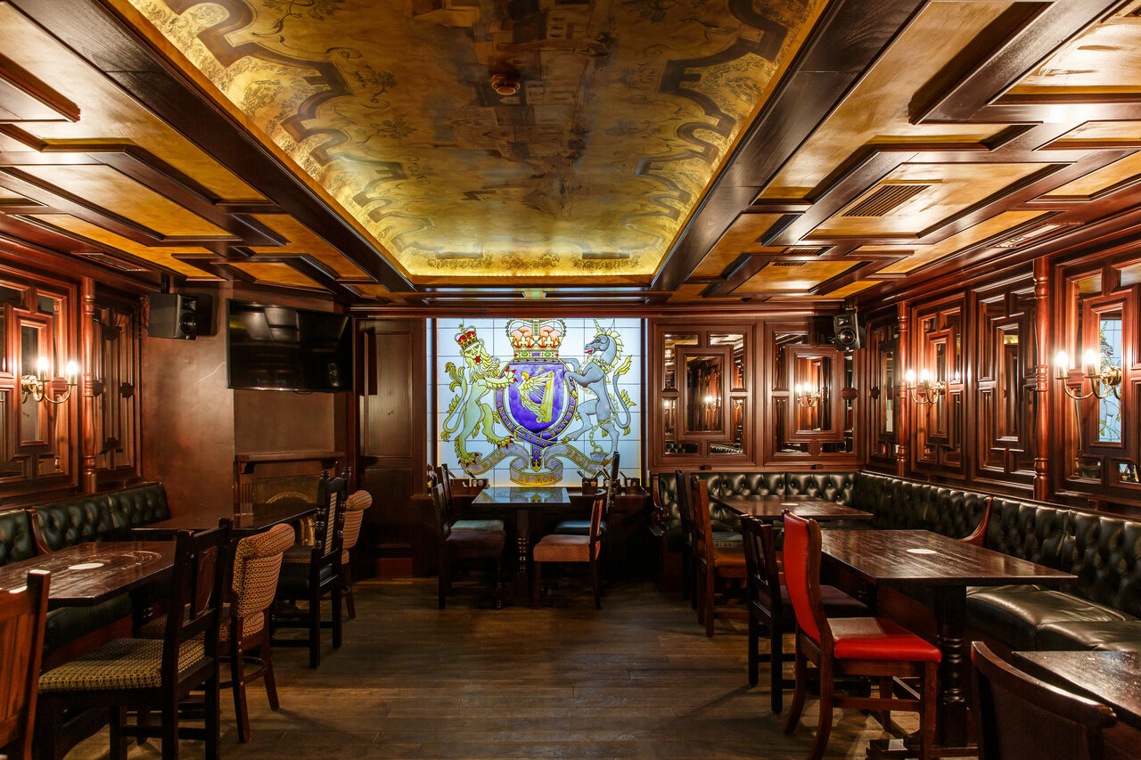 Зал — Lion's Head Pub