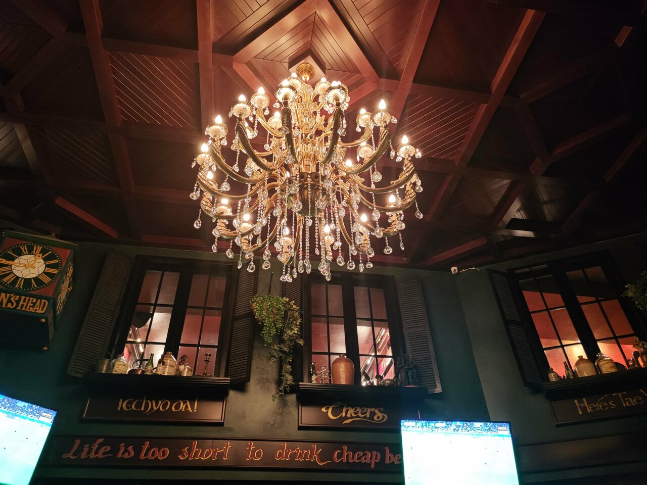 Lion's Head Pub, Зал — фото