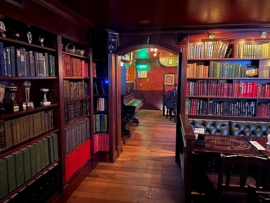 Lion's Head Pub, Зал — фото