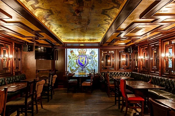 Lion's Head Pub, Зал — фото