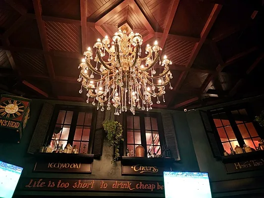 Lion's Head Pub, Зал — фото