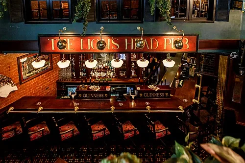Зал — Lion's Head Pub
