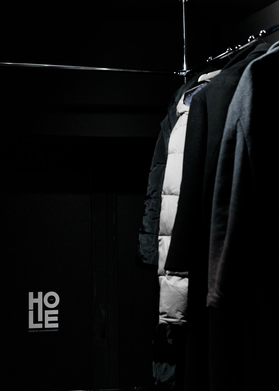 Зал — The H. O. L. E.