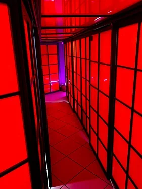 Зал — Исси и биси