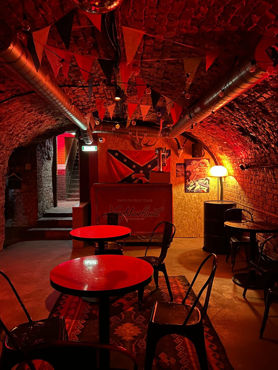 Зал — Neighborhood Bar
