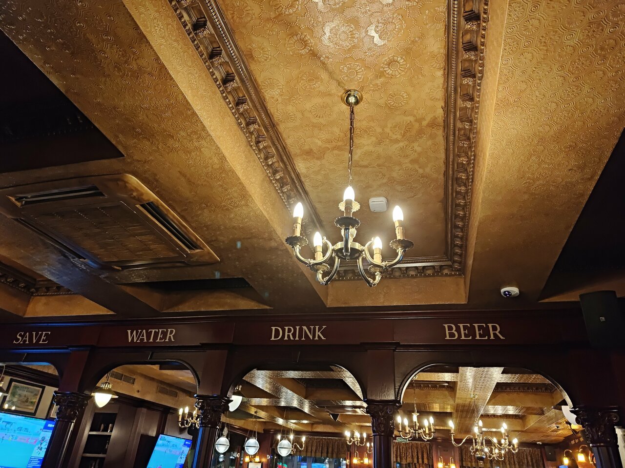 Зал — The White Hart Pub