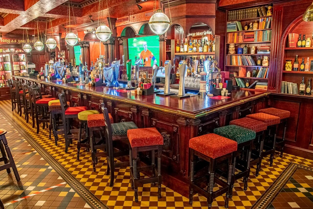 Зал — The White Hart Pub