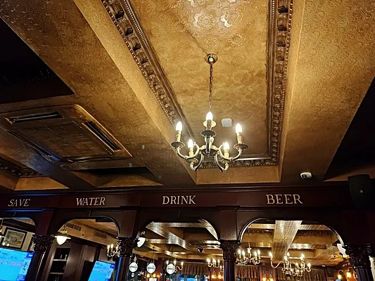 The White Hart Pub, Зал — фото