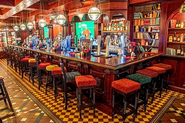 The White Hart Pub, Зал — фото