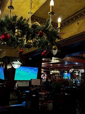 The White Hart Pub, Зал — фото