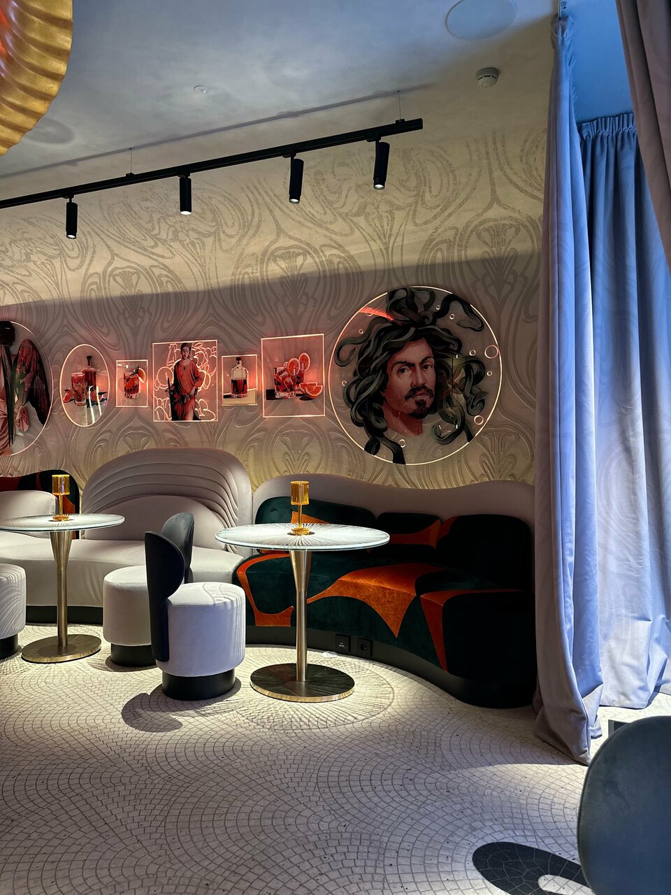 Зал — ToMi Negroni Bar