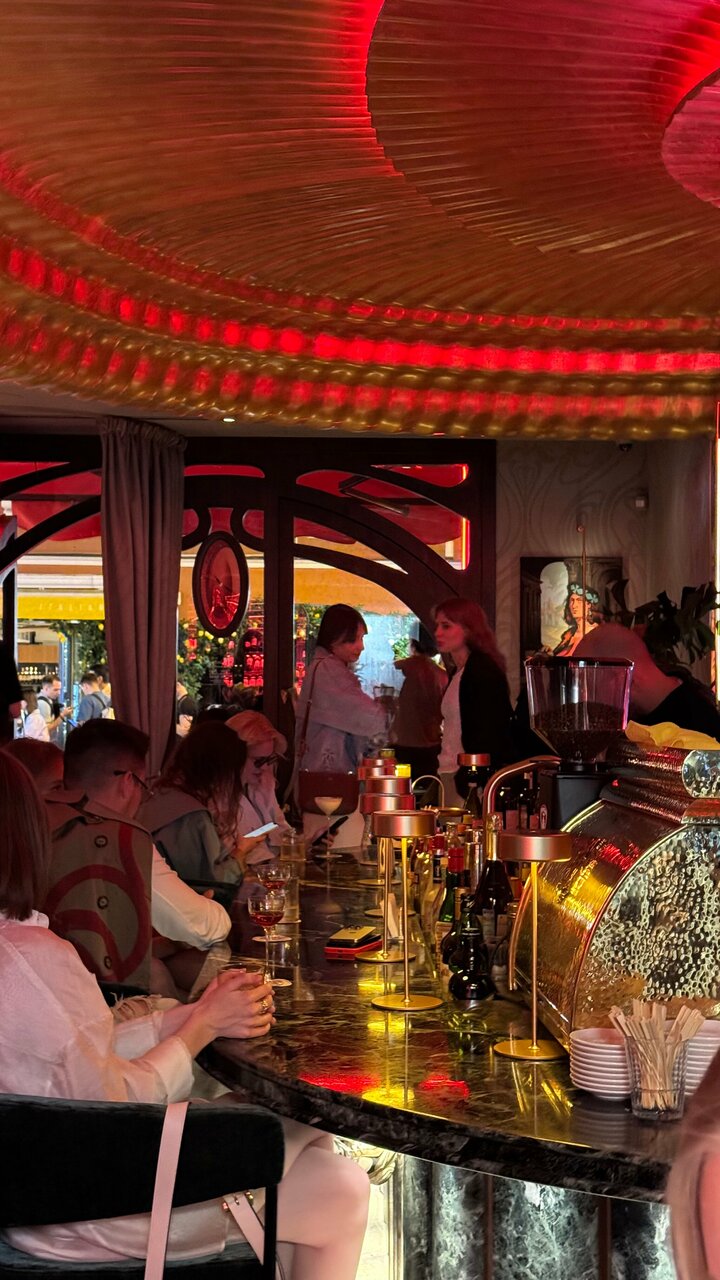 Зал — ToMi Negroni Bar