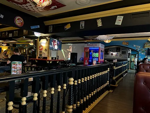 Зал — Harat's pub
