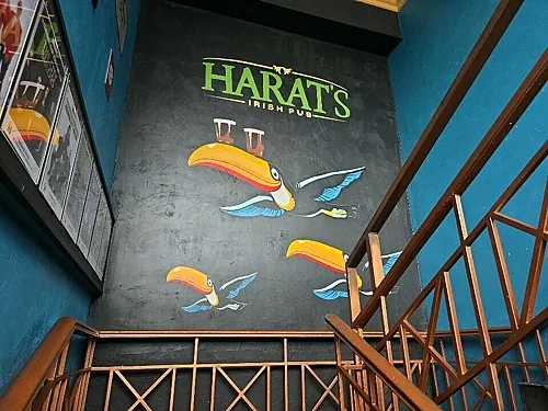 Зал — Harat's pub