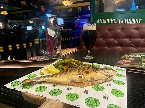 Зал — Harat's pub